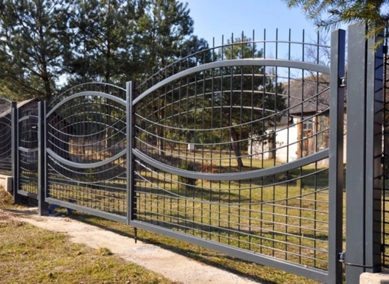 brama połączona z ogrodzeniem